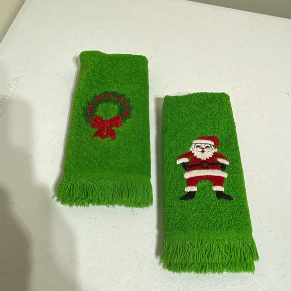 Set Of 2 Green Christmas Theme Hand Towel Bathroom Santa Wreath Embroide… - Picture 3 of 7